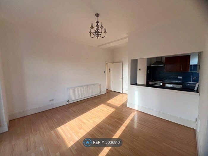 2 Bedroom Flat To Rent In Birdhurst Rise, South Croydon, CR2