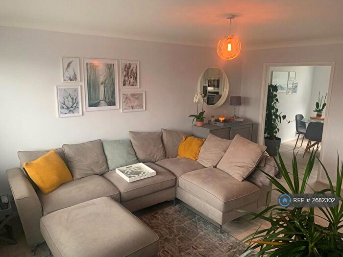 2 Bedroom Maisonette To Rent In Highfield Court, Twyford, RG10