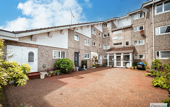 2 Bedroom Maisonette For Sale In Fairhaven, Kirn, Dunoon, PA23