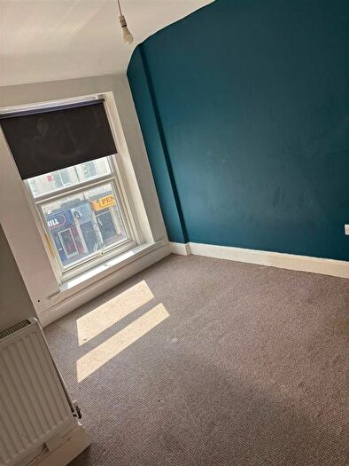 2 Bedroom Flat To Rent In Pensarn, Abergele, LL22