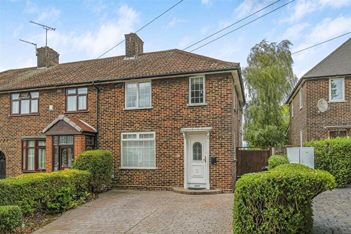 3 Bedroom End Terrace House To Rent In Bluehouse Road, Chingford, E4