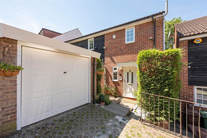 4 Bedroom Property For Sale In Meadow Close, Chingford, E4