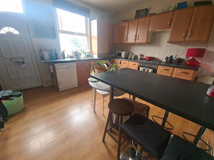 4 Bedroom House To Rent In St. Anns Avenue, Leeds, LS4