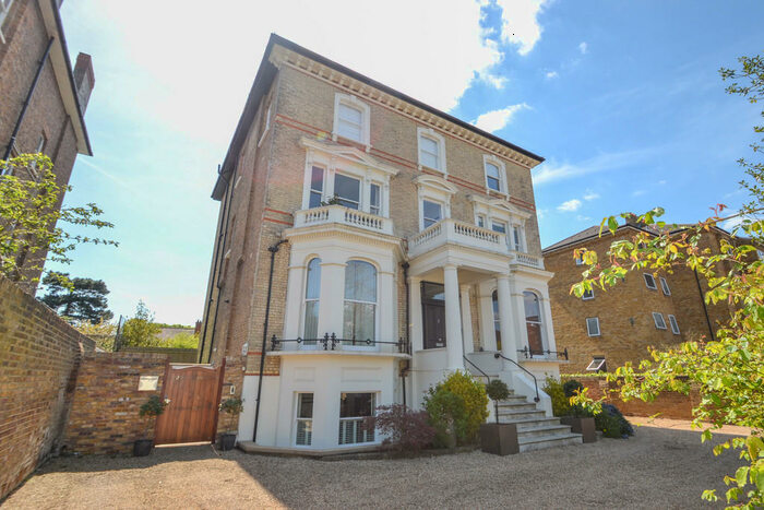 2 Bedroom Apartment To Rent In Avenue Elmers, Surbiton, KT6