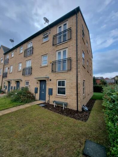 2 Bedroom Town House To Rent In Holts Crest Way, Leeds, LS12