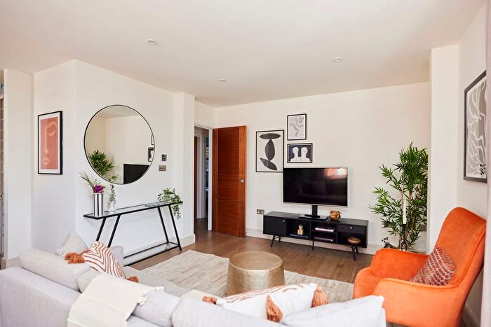 2 Bedroom Flat To Rent In Atheldene Road, London, SW18