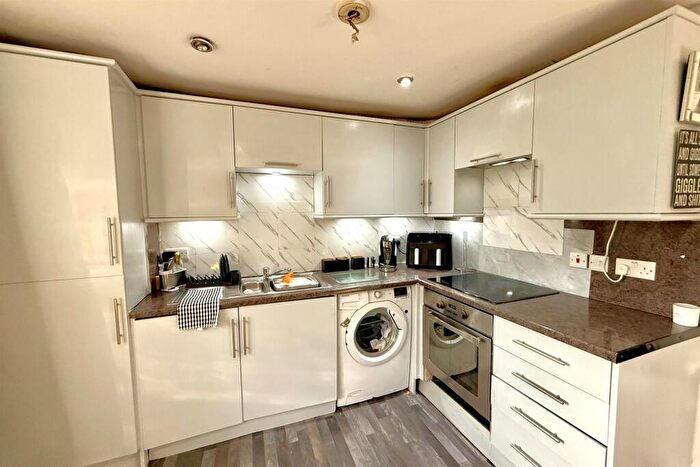 2 Bedroom Flat For Sale In Town Street, Yeadon, Leeds, LS19