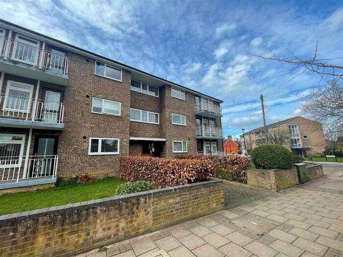 2 Bedroom Flat To Rent In Roedean Court, Kimbolton Road, Bedford, MK40