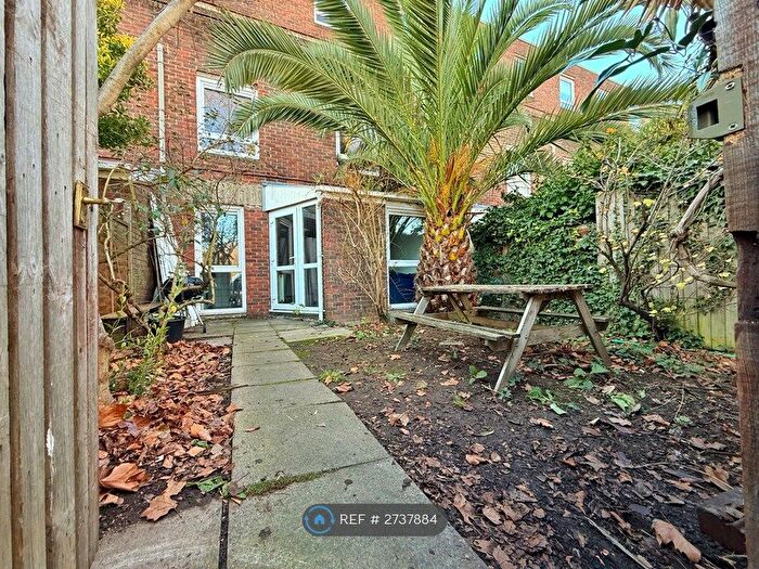 2 Bedroom Maisonette To Rent In Rochford Walk, London, E8