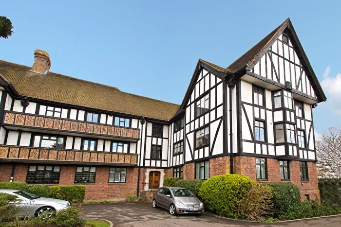 1 Bedroom Flat To Rent In Queens Close, Lammas Lane, Esher, Surrey, KT10