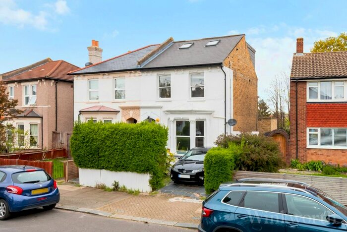 2 Bedroom Flat To Rent In Houston Road, London, SE23