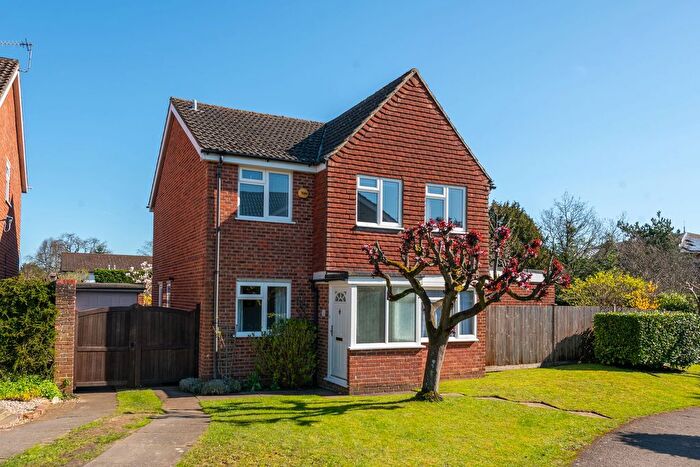 4 Bedroom Detached House For Sale In Brooklands Way, Redhill, RH1