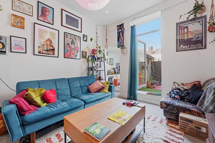 2 Bedroom Flat For Sale In Stapleton Road, Bristol, BS5