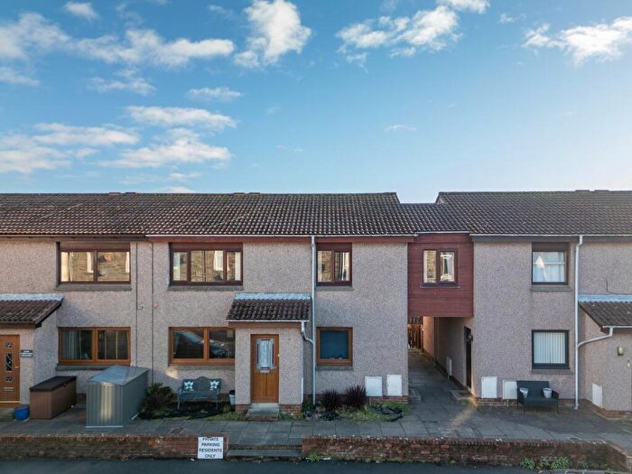 3 Bedroom Flat For Sale In Forth Court, Dunfermline, KY12