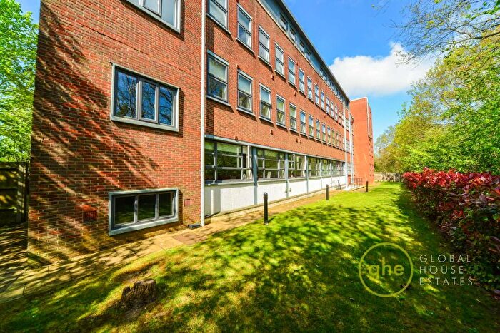 2 Bedroom Flat To Rent In Crest View Drive, Orpington, London, BR5