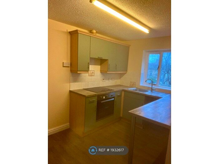 2 Bedroom Flat To Rent In Hions Close, Brighouse, HD6