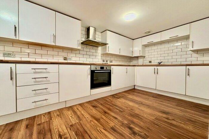 3 Bedroom Flat To Rent In Balmoral Road, Gillingham, ME7