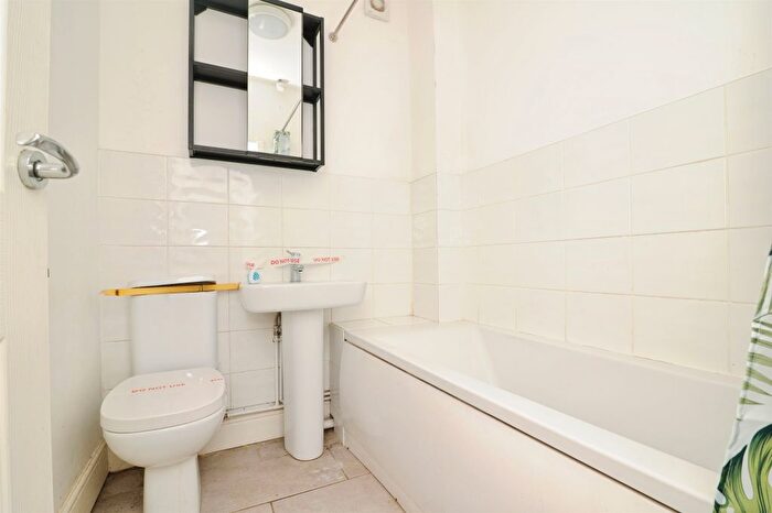 2 Bedroom Flat For Sale In Devonshire Road, Hastings, TN34