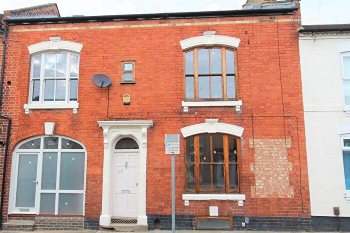 4 Bedroom Terraced House To Rent In Bed Family Home, Louise Road, Northampton, NN1