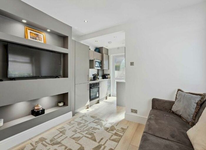 2 Bedroom Maisonette To Rent In Dinton Road, London, SW19