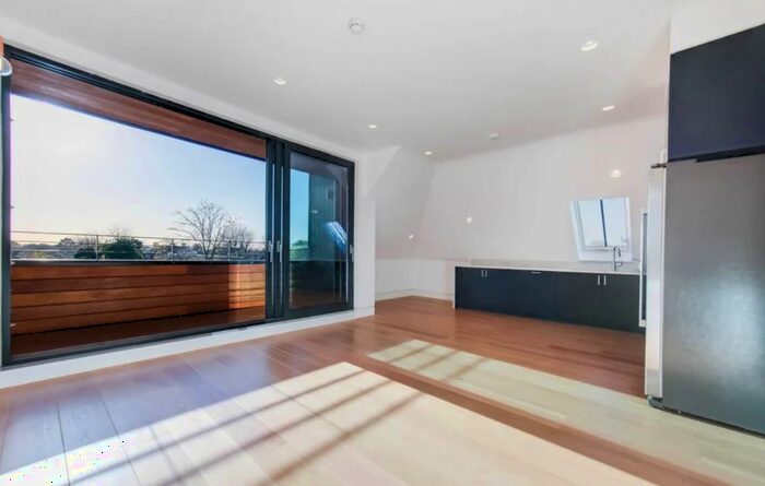 2 Bedroom Flat To Rent In Elm Avenue, London, W5