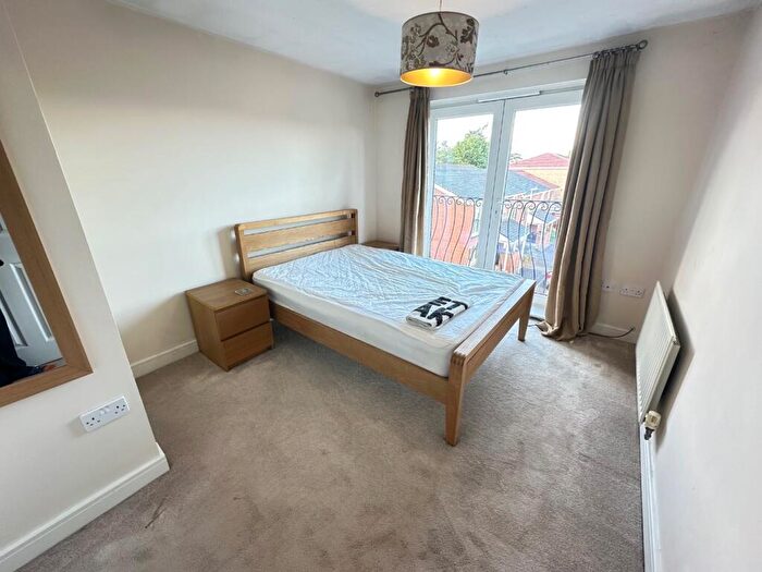 5 Bedroom Town House To Rent In Primrose Close, Luton, Bedfordshire, LU3