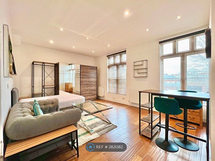 Studio To Rent In Kennington Road, London, SE11