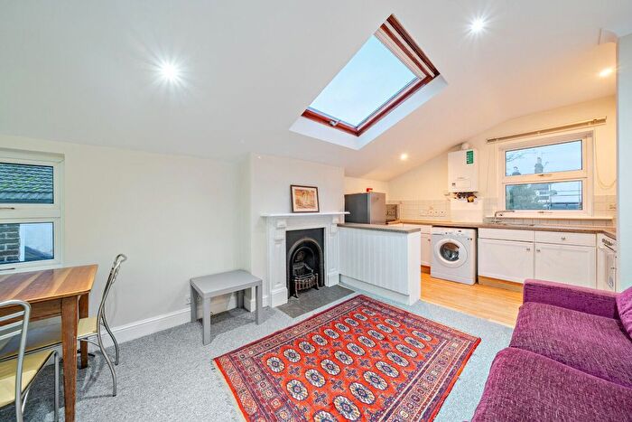 1 Bedroom Flat To Rent In Kingscourt Road, Streatham Hill, London, SW16