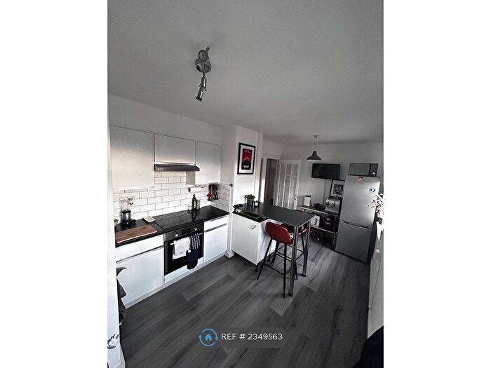 2 Bedroom Flat To Rent In Streatham Court, London, SW16