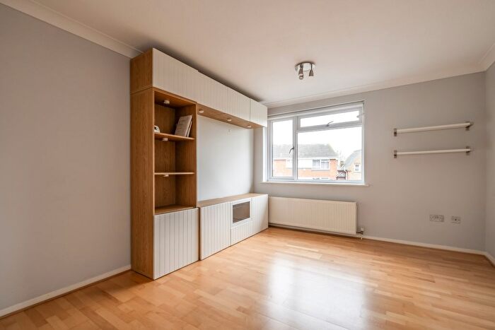 2 Bedroom Flat To Rent In King Charles Road, Berrylands, Surbiton, KT5