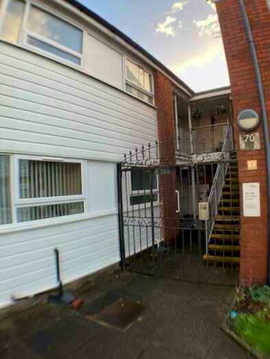 2 Bedroom Flat To Rent In De Villiers Avenue, Crosby, L23