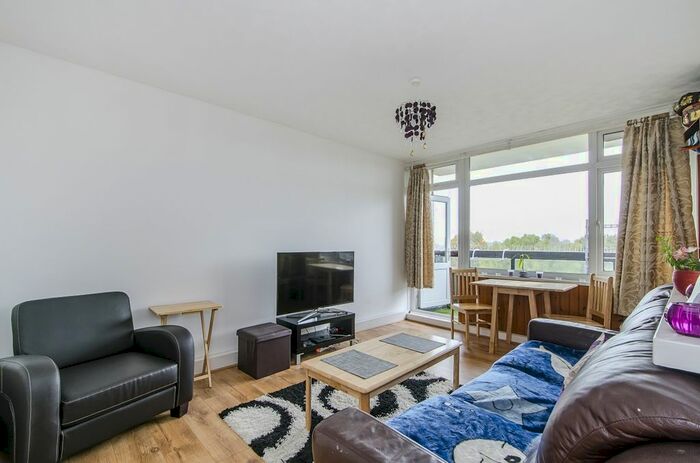 2 Bedroom Flat To Rent In Colson Way, London, SW16