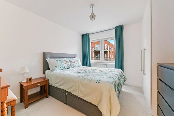 2 Bedroom Flat For Sale In Canalside, Watercolour, Redhill, RH1