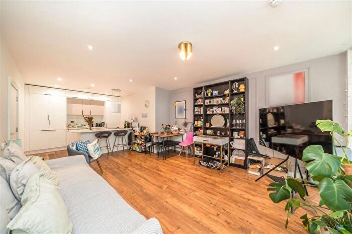 3 Bedroom Flat To Rent In River Gardens Walk, Greenwich, SE10