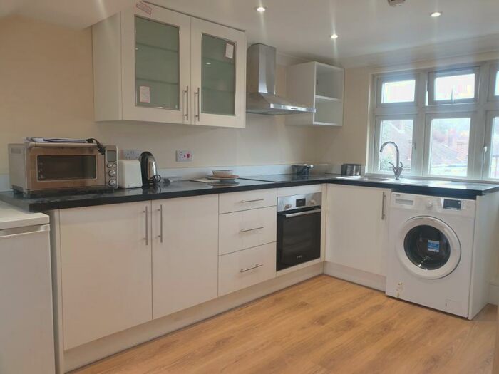 Flat To Rent In Fountains Crescent, Southgate, N14