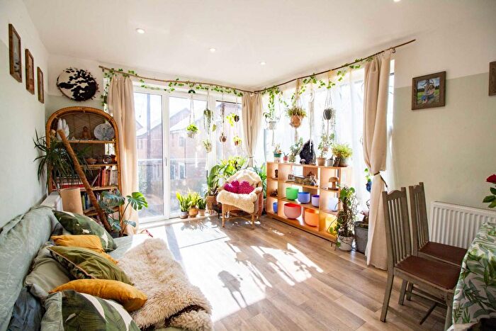 2 Bedroom Flat For Sale In Caxton Road, Frome, BA11