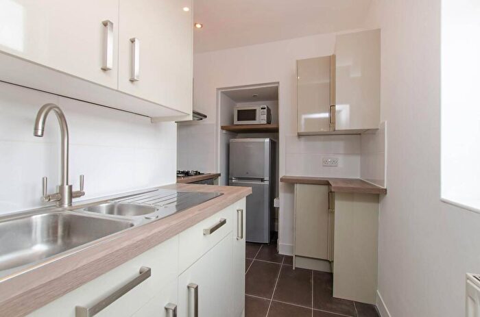 2 Bedroom Flat To Rent In Severus Road, Clapham Junction, Battersea, London, SW11
