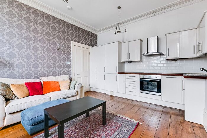 2 Bedroom Flat For Sale In Chiswick High Road, Gunnersbury, W4