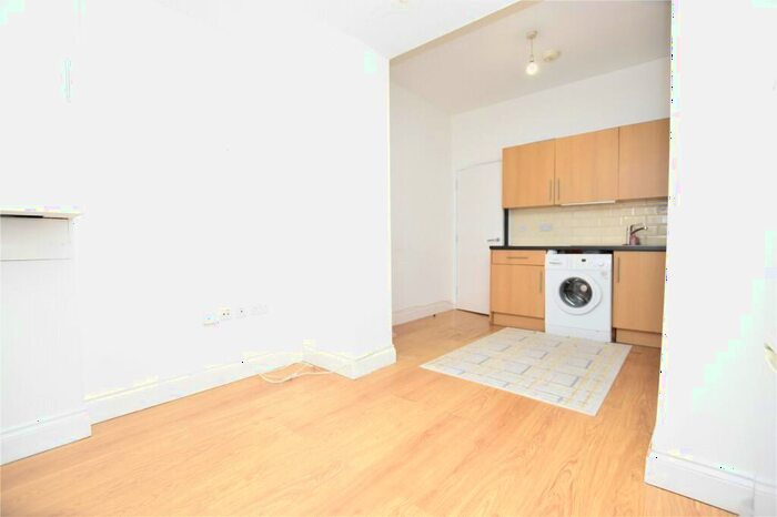 2 Bedroom Apartment To Rent In Penge Road, London, SE25