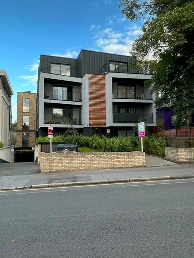 2 Bedroom Flat To Rent In South Park Road, South Croydon, Surrey, CR2