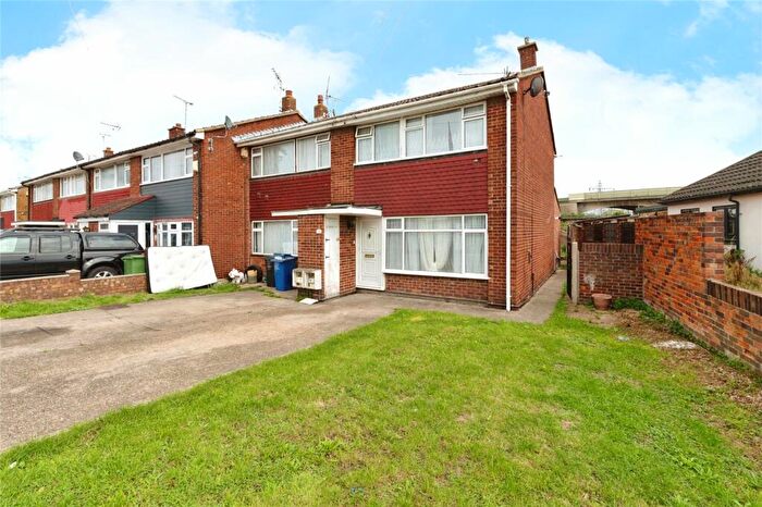 3 Bedroom End Of Terrace House For Sale In Bryanston Road, Tilbury, Essex, RM18