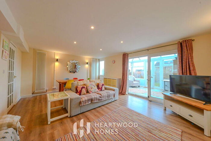 3 Bedroom Terraced House For Sale In Windmill Avenue, St. Albans, AL4