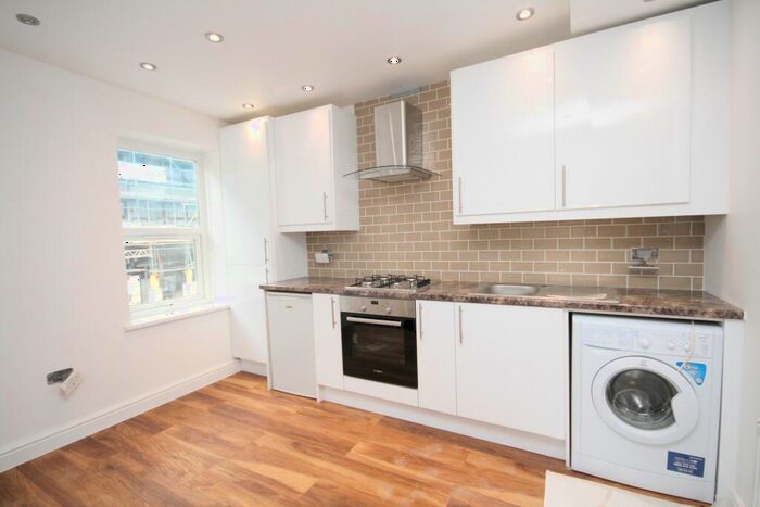 2 Bedroom Flat To Rent In Cambridge Heath Road, Bethnal Green, E2