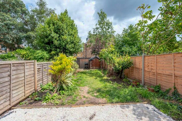 2 Bedroom Flat To Rent In Bronson Road, Raynes Park, London, SW20