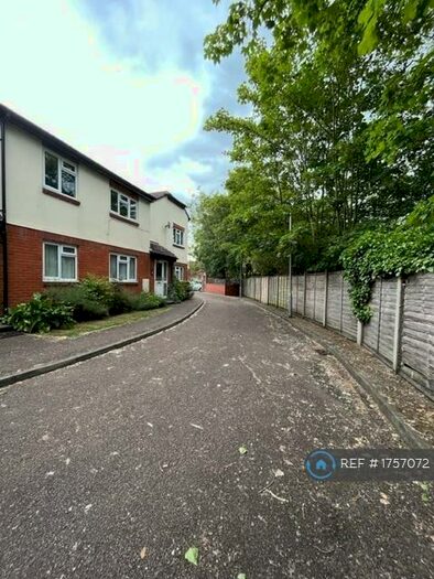 Studio To Rent In Ecclesbourne Close, London, N13