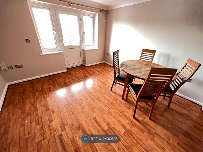 1 Bedroom Flat To Rent In Duett Court, Hounslow, TW5