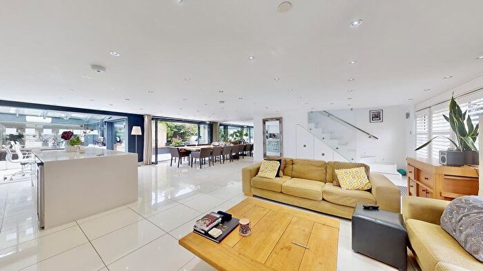 3 Bedroom End Of Terrace House To Rent In Kew Foot Road, Richmond, TW9