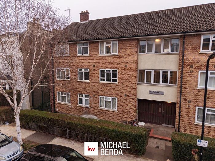 3 Bedroom Flat For Sale In Darville Road, London, N16