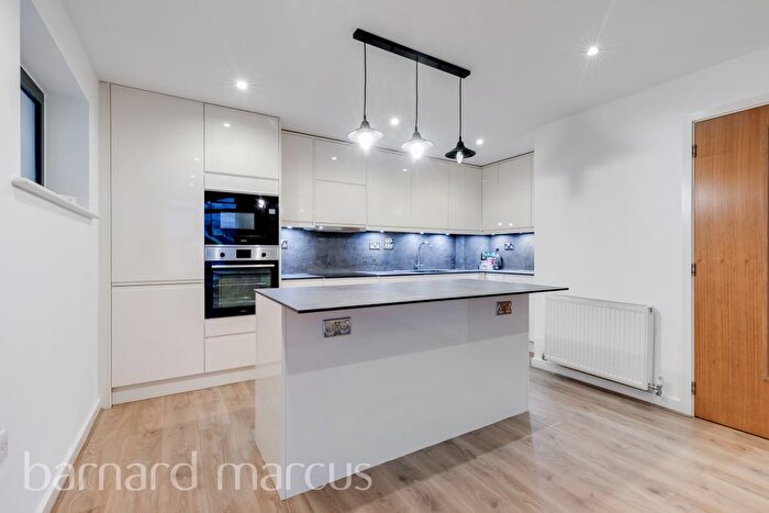 3 Bedroom Flat To Rent In Scott Avenue, London, SW15