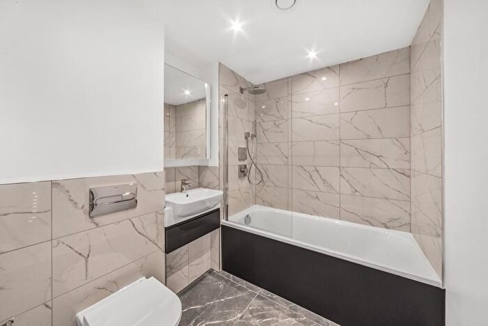 2 Bedroom Apartment To Rent In One Thames Quay, Marsh Wall, E14